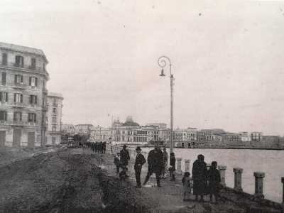 Realizzato tra il 1926 e il 1932 per volere di Araldo Di Crollalanza, podest� di Bari e ministro ai Lavori Pubblici, costeggia sette quartieri cambiando nome a seconda del tratto che percorre